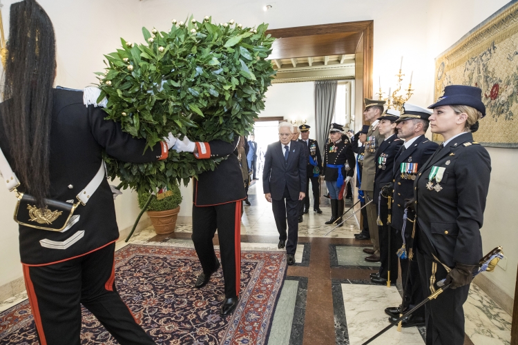 Il Presidente Sergio Mattarella depone una corona d'alloro sulla lapide dei Caduti del Quirinale nella ricorrenza del Giorno dell'Unità Nazionale e Giornata delle Forze Armate
