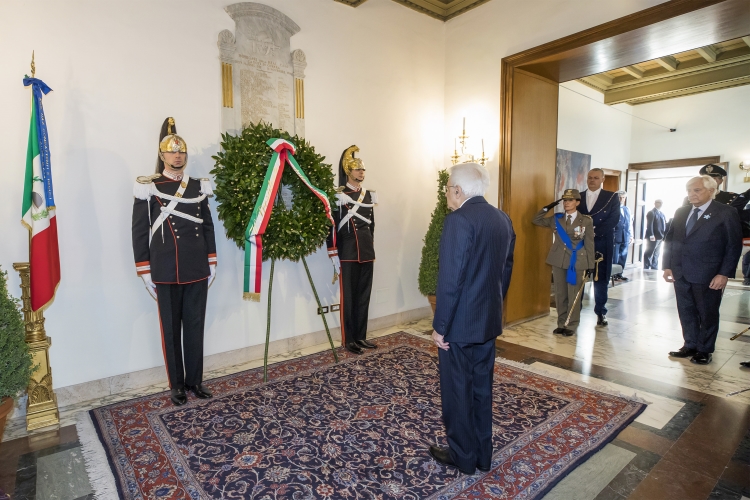 Il Presidente Sergio Mattarella depone una corona d'alloro sulla lapide dei Caduti del Quirinale nella ricorrenza del Giorno dell'Unità Nazionale e Giornata delle Forze Armate
