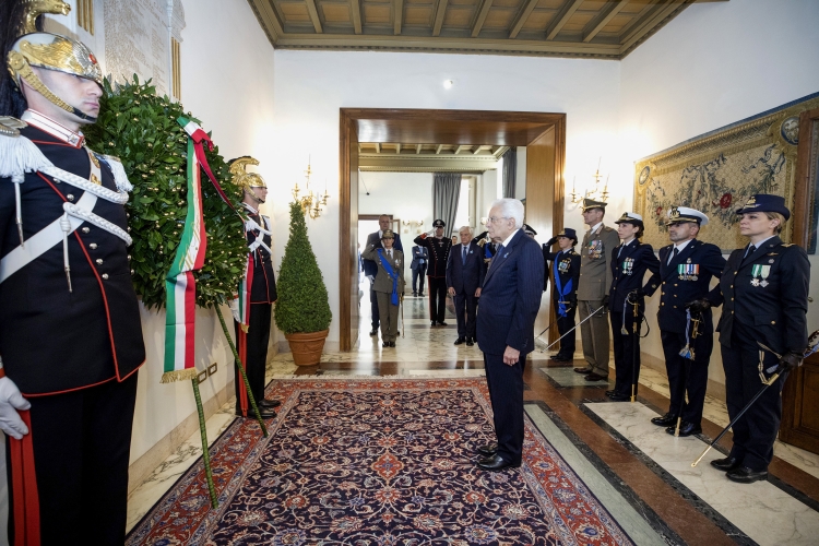 Il Presidente Sergio Mattarella depone una corona d'alloro sulla lapide dei Caduti del Quirinale nella ricorrenza del Giorno dell'Unità Nazionale e Giornata delle Forze Armate
