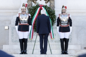 Il Presidente Mattarella depone una corona d’alloro sulla Tomba del Milite Ignoto
