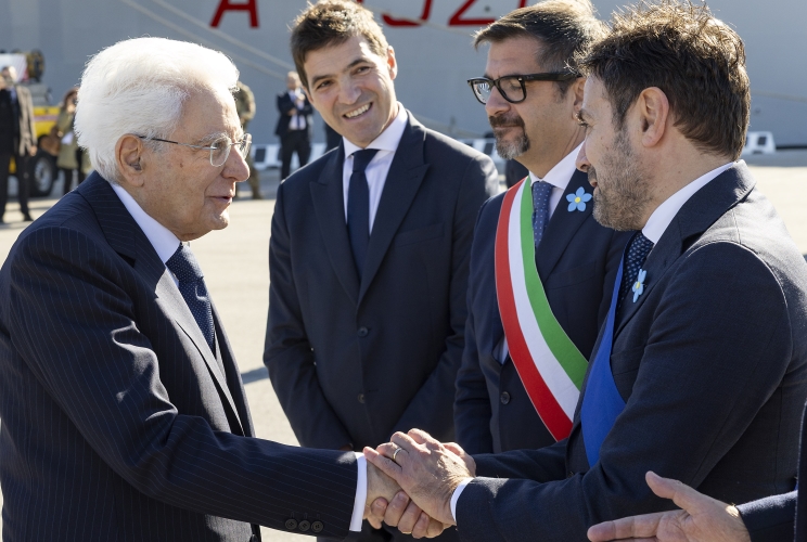 Il Presidente Sergio Mattarella accolto da Francesco Acquaroli, Presidente della Regione Marche, Daniele Silvetti, Sindaco di Ancona e Daniele Carnevali, Presidente della Provincia di Ancona, in occasione della Festa delle Forze Armate