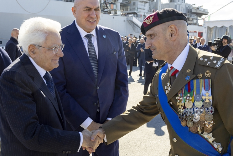 Il Presidente Sergio Mattarella saluta  Guido Crosetto, Ministro della difesa e il Gen. Luciano Antonio Portolano, Capo di Stato Maggiore della difesa, in occasione della Festa delle Forze Armate