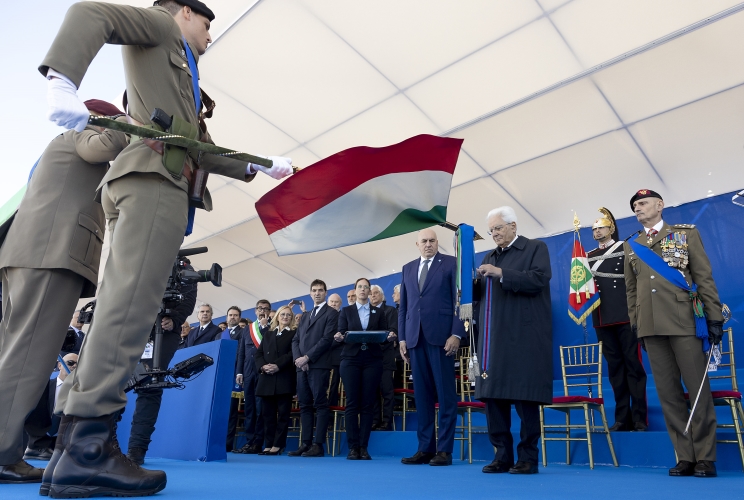 Il Presidente Sergio Mattarella, accompagnato dal Ministro della difesa e dal Capo di stato maggiore della difesa, consegna le onorificenze dell’Ordine Militare d’Italia