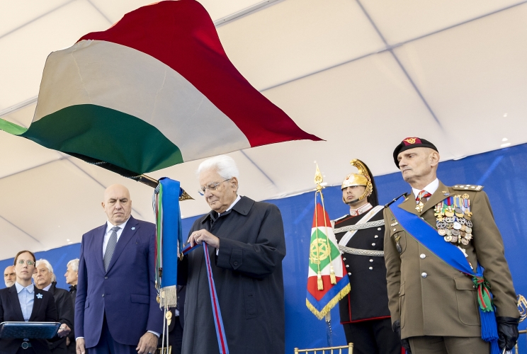 Il Presidente Sergio Mattarella, accompagnato dal Ministro della difesa e dal Capo di stato maggiore della difesa, consegna le onorificenze dell’Ordine Militare d’Italia
