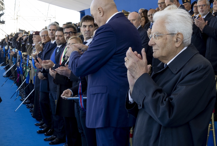 Il Presidente Sergio Mattarella, accompagnato dal Ministro della difesa e dal Capo di stato maggiore della difesa, consegna le onorificenze dell’Ordine Militare d’Italia