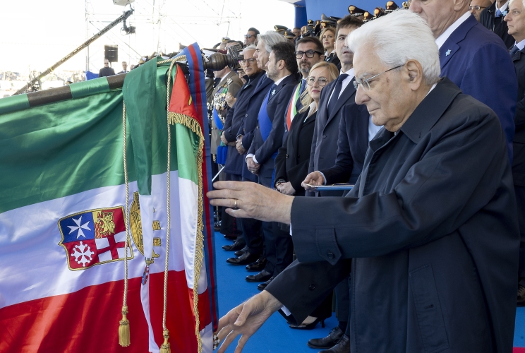 Il Presidente Sergio Mattarella, accompagnato dal Ministro della difesa e dal Capo di stato maggiore della difesa, consegna le onorificenze dell’Ordine Militare d’Italia
