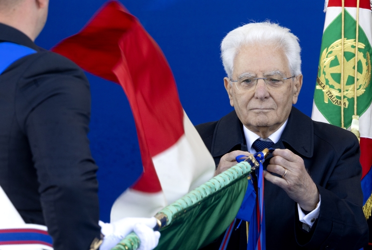 Il Presidente Sergio Mattarella, accompagnato dal Ministro della difesa e dal Capo di stato maggiore della difesa, consegna le onorificenze dell’Ordine Militare d’Italia