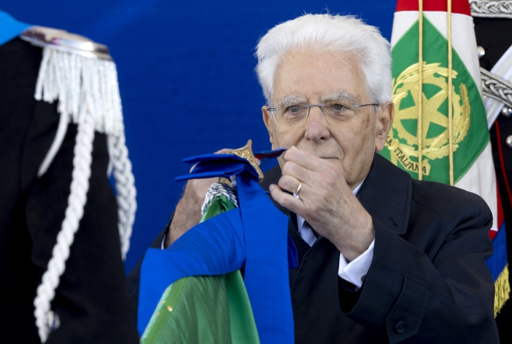 Il Presidente Sergio Mattarella, accompagnato dal Ministro della difesa e dal Capo di stato maggiore della difesa, consegna le onorificenze dell’Ordine Militare d’Italia