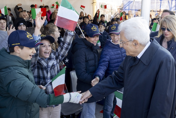 Il Presidente Sergio Mattarella saluta alcuni ragazzi presenti alla Festa delle Forze Armate