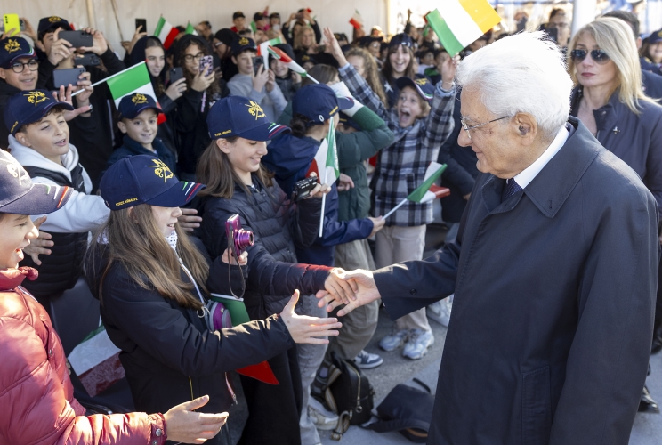 Il Presidente Sergio Mattarella saluta alcuni ragazzi presenti alla Festa delle Forze Armate