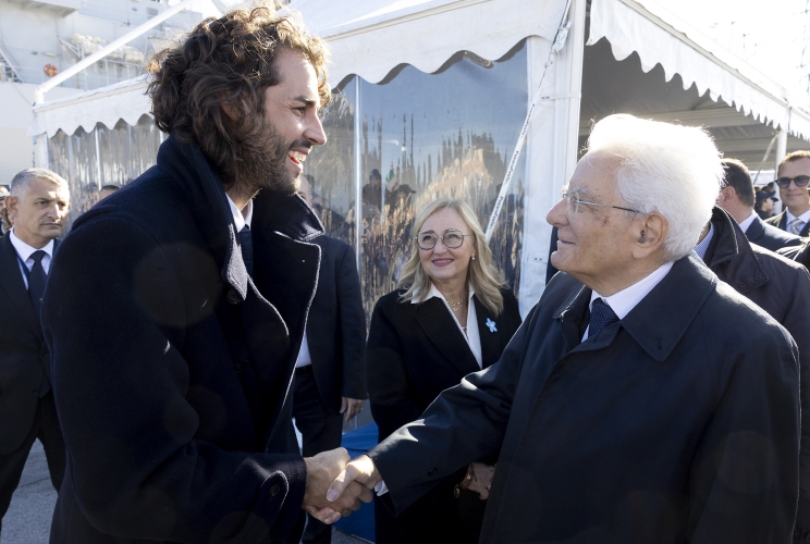 Il Presidente Sergio Mattarella saluta GianmarcoTamberi, al termine della Festa delle Forze Armate