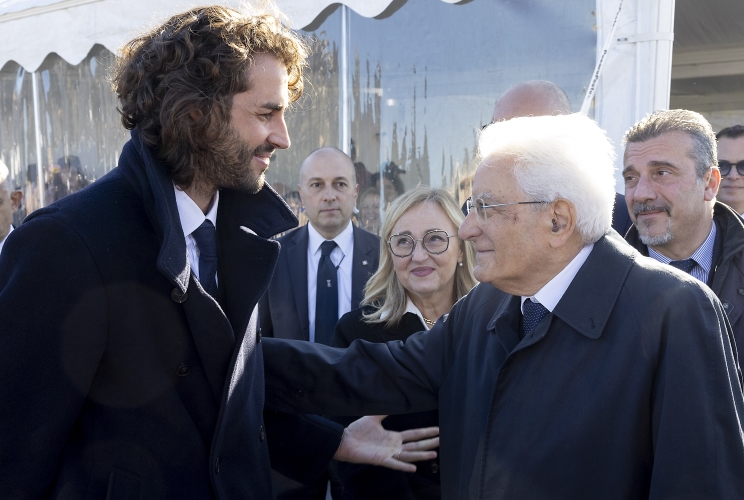 Il Presidente Sergio Mattarella saluta GianmarcoTamberi, al termine della Festa delle Forze Armate