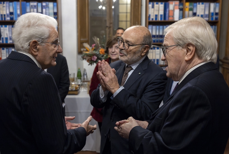 Il Presidente Sergio Mattarella con Nicola Antonietti, Presidente dell’Istituto Luigi Sturzo e Pier Luigi Castagnetti, Presidente dell’associazione “I Popolari”, in occasione della cerimonia commemorativa del centesimo anniversario della nascita di Leopoldo Elia