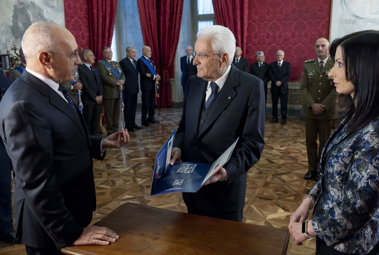 Il Presidente Sergio Mattarella riceve un francobollo commemorativo del 210° anniversario dell’OMI da parte del Gen. C.A. Danilo Errico e della Dott.ssa Dal Forno, autrice del francobollo