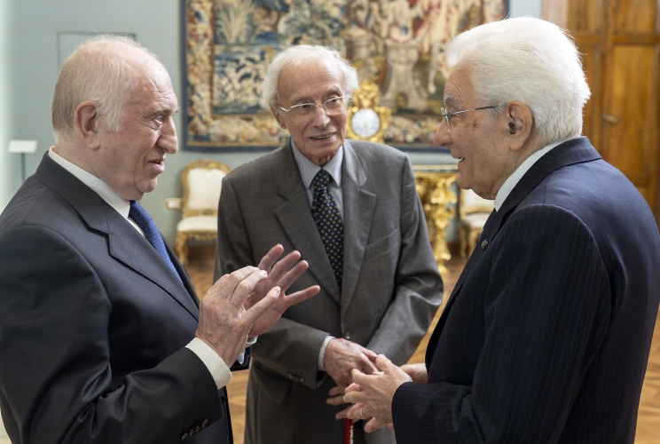 Il Presidente Sergio Mattarella con Franco Massi e Maurizio Giordano, rispettivamente Presidente e Presidente Onorario dell’Unione nazionale istituzioni e iniziative di assistenza sociale, in occasione dell'incontro con una rappresentanza dell’Unione nazionale istituzioni e iniziative di assistenza sociale – UNEBA