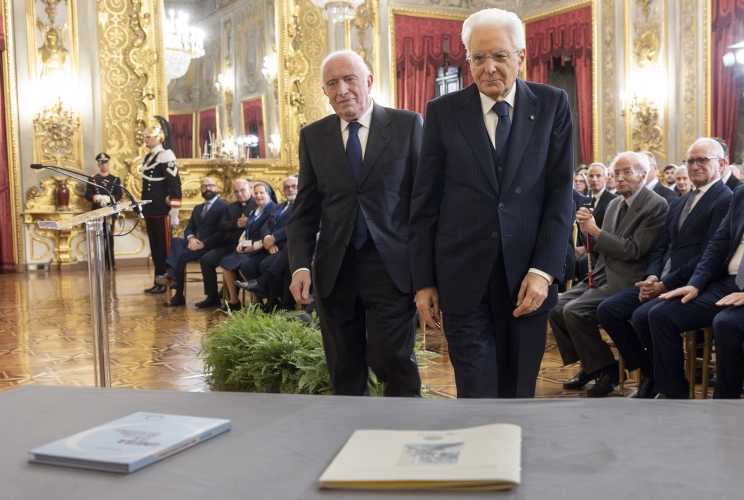 Il Presidente Sergio Mattarella con Franco Massi Presidente dell’Unione nazionale istituzioni e iniziative di assistenza sociale, in occasione dell'incontro con una rappresentanza dell’Unione nazionale istituzioni e iniziative di assistenza sociale – UNEBA