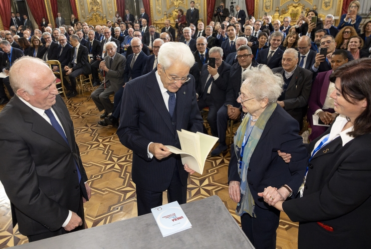 Il Presidente Sergio Mattarella con Franco Massi Presidente dell’Unione nazionale istituzioni e iniziative di assistenza sociale e Rosalba Canetta, Segreteria Uneba, in occasione dell'incontro con una rappresentanza dell’Unione nazionale istituzioni e iniziative di assistenza sociale – UNEBA