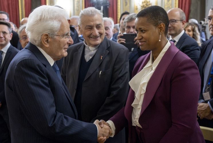 Il Presidente Sergio Mattarella saluta Clementa Dos Olios Vieira, Operatrice Socio Sanitaria Uneba