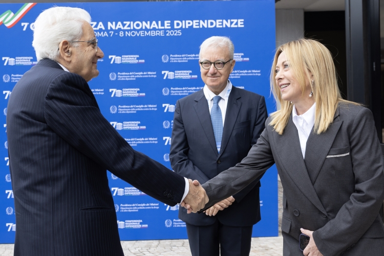 Il Presidente della Repubblica Sergio Mattarella al Centro Congressi Auditorium della Tecnica, accolto da Giorgia Meloni, Presidente del Consiglio dei Ministri, e da Alfredo Mantovano, Sottosegretario di Stato alla Presidenza del Consiglio dei Ministri, in occasione della VII Conferenza nazionale sulle dipendenze 
