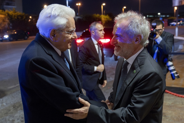 Il Presidente Sergio Mattarella accolto da Francesco Perrone, Presidente dell’Associazione Nazionale di Oncologia Medica, in occasione dell'intervento al XXVII Congresso Nazionale dell’AIOM