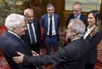 Il Presidente Sergio Mattarella con Francesco Perrone, Presidente dell’Associazione Nazionale di Oncologia Medica, Maria Domenica Castellone, Vice Presidente del Senato della Repubblica, il Prof. Massimo Di Maio, Presidente eletto dell’AIOM e il Prof. Stefano Mancuso, neuroscienziato e saggista, in occasione dell'intervento al XXVII Congresso Nazionale dell’AIOM