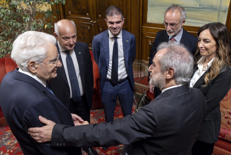 Il Presidente Sergio Mattarella con Francesco Perrone, Presidente dell’Associazione Nazionale di Oncologia Medica, Maria Domenica Castellone, Vice Presidente del Senato della Repubblica, il Prof. Massimo Di Maio, Presidente eletto dell’AIOM e il Prof. Stefano Mancuso, neuroscienziato e saggista, in occasione dell'intervento al XXVII Congresso Nazionale dell’AIOM