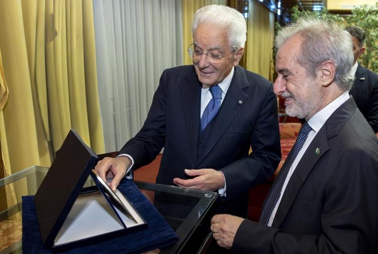 Il Presidente Sergio Mattarella con Francesco Perrone, Presidente dell’Associazione Nazionale di Oncologia Medica, in occasione dell'intervento al XXVII Congresso Nazionale dell’AIOM