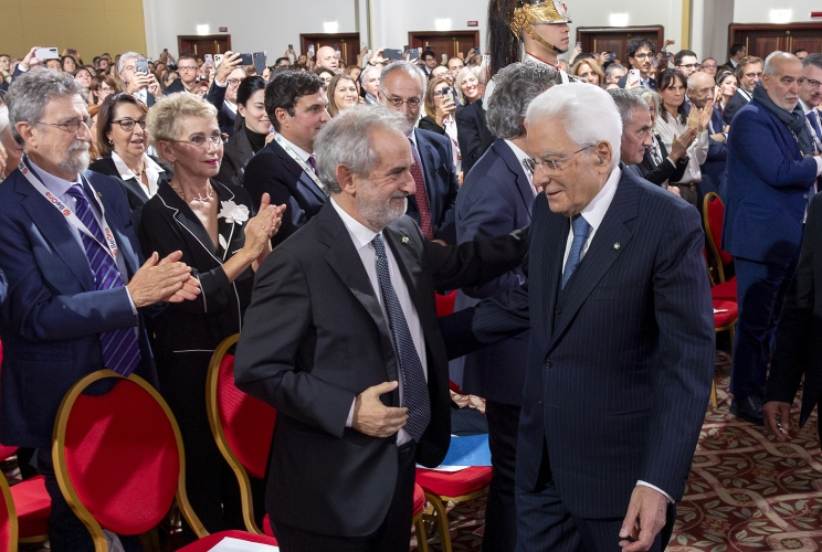 Il Presidente Sergio Mattarella con Francesco Perrone, Presidente dell’Associazione Nazionale di Oncologia Medica, in occasione dell'intervento al XXVII Congresso Nazionale dell’AIOM
