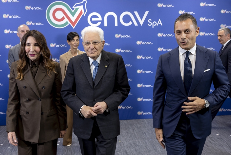 Il Presidente Sergio Mattarella con Alessandra Bruni, Presidente del Consiglio di Amministrazione di ENAV e Pasqualino Monti, Amministratore delegato di ENAV, in occasione della visita al Centro Radar A.C.C. (Area Control Center) di ENAV
