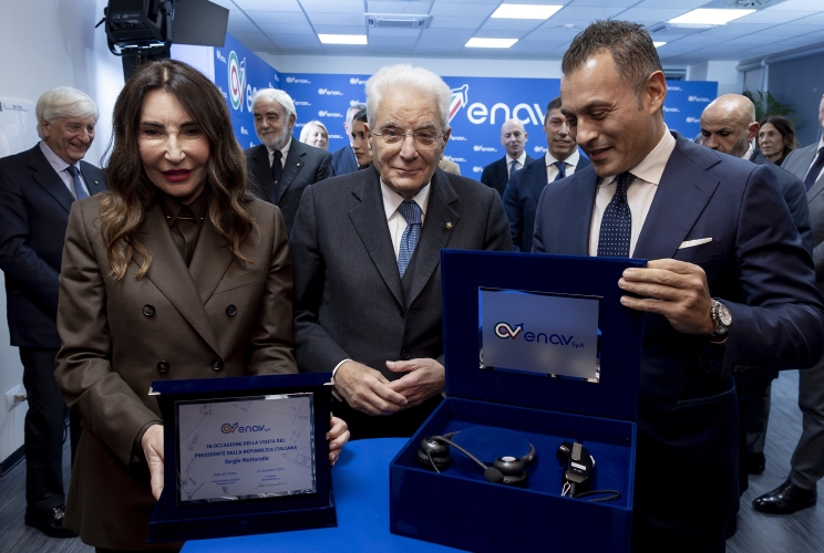 Il Presidente Sergio Mattarella con Alessandra Bruni, Presidente del Consiglio di Amministrazione di ENAV e Pasqualino Monti, Amministratore delegato di ENAV, in occasione della visita al Centro Radar A.C.C. (Area Control Center) di ENAV