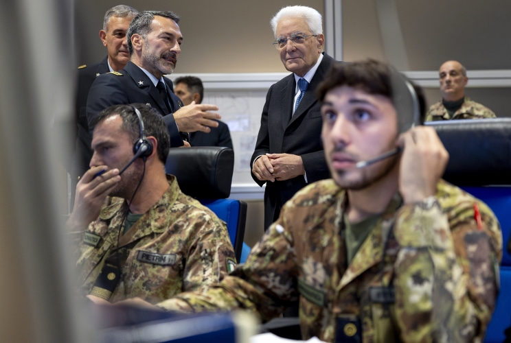 Al Presidente Sergio Mattarella nel corso della visita al Centro Radar A.C.C. (Area Control Center) di ENAV viene illustrata l’isola dedicata all’Aeronautica militare