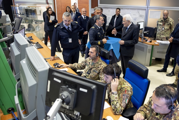Al Presidente Sergio Mattarella nel corso della visita al Centro Radar A.C.C. (Area Control Center) di ENAV viene illustrata l’isola dedicata all’Aeronautica militare