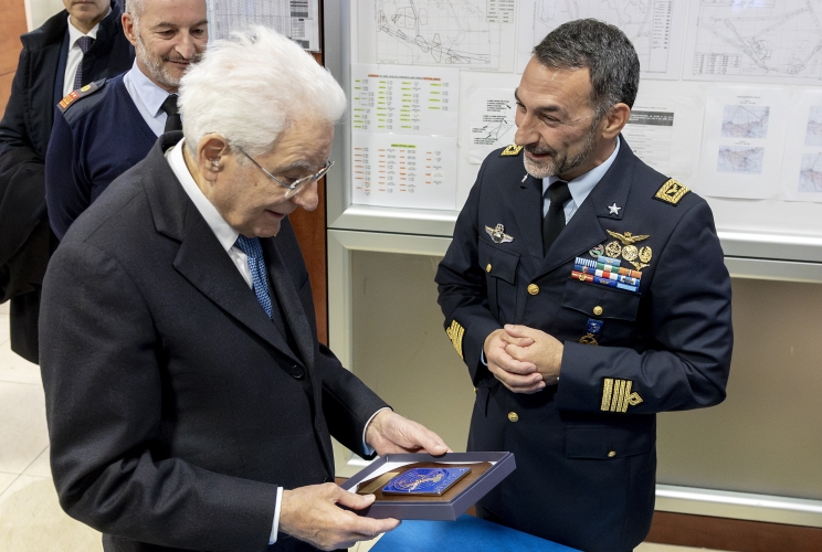 Il Presidente Sergio Mattarella riceve lo stemma del Reparto di appartenenza da parte del Col. Federico Gentilucci, Comandante del Reparto Servizi di Coordinamento e Controllo dell’A.M. di Ciampino