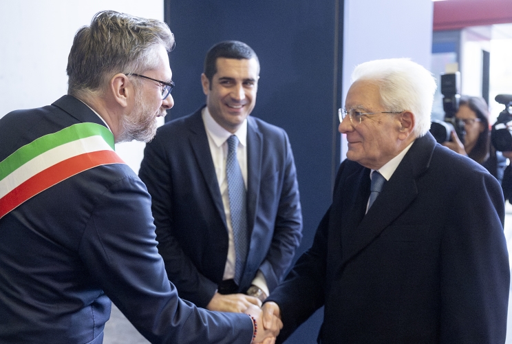 Il Presidente della Repubblica Sergio Mattarella accolto dal Sindaco di Bologna Matteo Lepore e dal Presidente della Regione Emilia Romagna Michele de Pascale, alla cerimonia di apertura della 42^ Assemblea annuale ANCI – Associazione Nazionale Comuni Italiani – dal titolo “Insieme per il bene comune”
