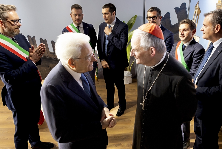 Il Presidente della Repubblica Sergio Mattarella con il Cardinale Matteo Maria Zuppi, Presidente della CEI,  alla cerimonia di apertura della 42^ Assemblea annuale ANCI – Associazione Nazionale Comuni Italiani – dal titolo “Insieme per il bene comune”
