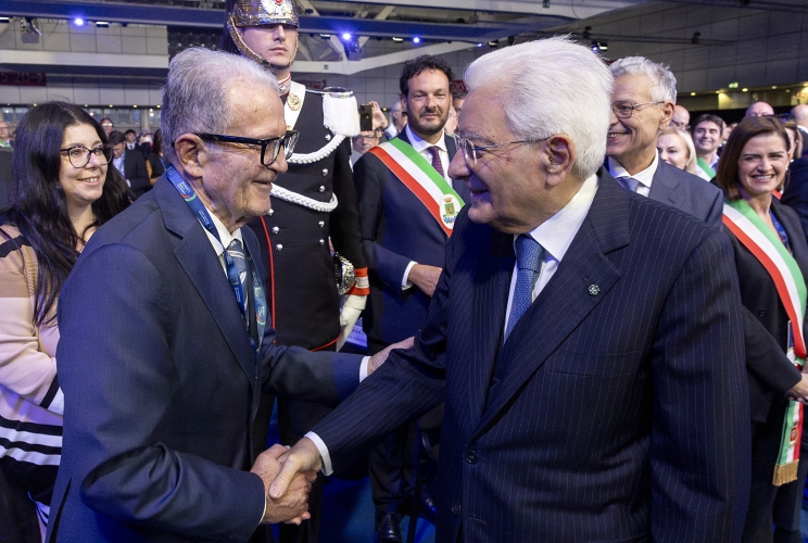 Il Presidente della Repubblica Sergio Mattarella saluta Romano Prodi, alla cerimonia di apertura della 42^ Assemblea annuale ANCI – Associazione Nazionale Comuni Italiani – dal titolo “Insieme per il bene comune”