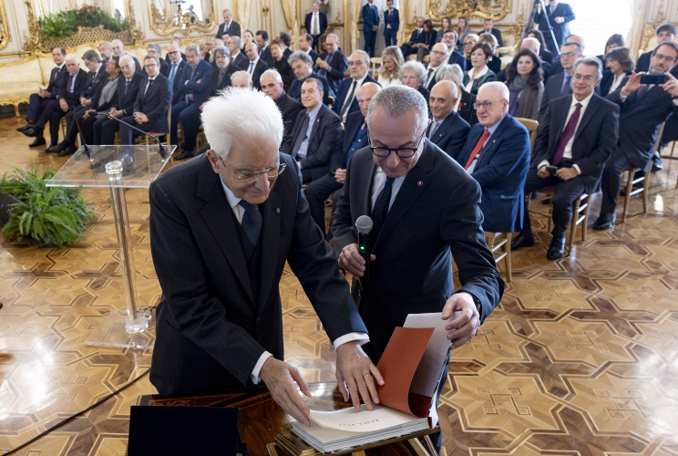 Il Presidente Sergio Mattarella con il Maestro Massimo Biscardi, Presidente-Sovrintendente dell’Accademia Nazionale di Santa Cecilia, in occasione dell'incontro con una delegazione dell'Accademia