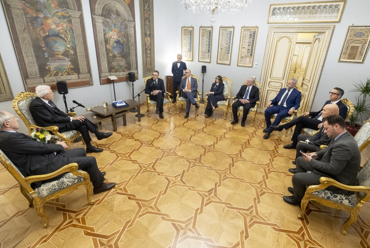 Il Presidente Sergio Mattarella nel corso dell'incontro con Marco Buttieri, Presidente di Federcasa, unitamente ad una delegazione