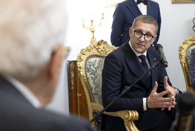 Il Presidente Sergio Mattarella nel corso dell'incontro con Marco Buttieri, Presidente di Federcasa, unitamente ad una delegazione