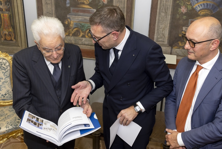 Il Presidente Sergio Mattarella al termine dell'incontro con Marco Buttieri, Presidente di Federcasa, unitamente ad una delegazione