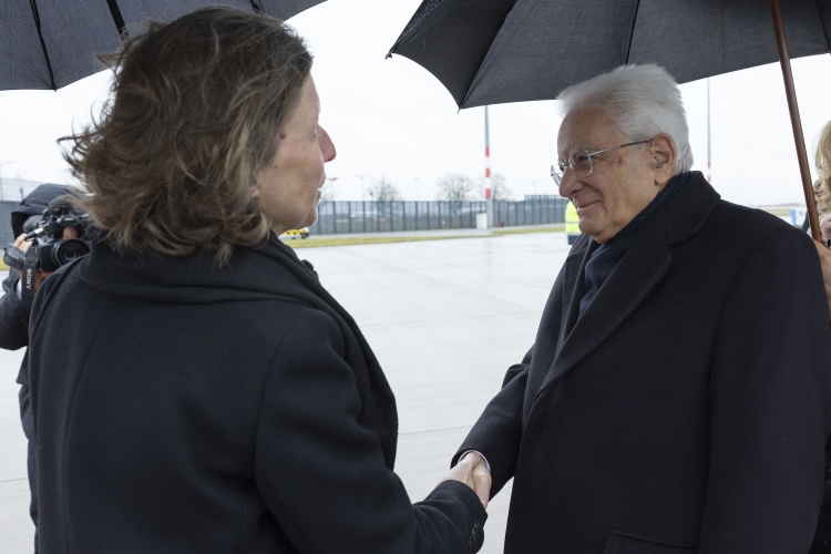 Il Presidente della Repubblica Sergio Mattarella all’aeroporto di Berlino militare, in occasione della partecipazione alla Giornata del lutto nazionale e al Premio dei Presidenti 
