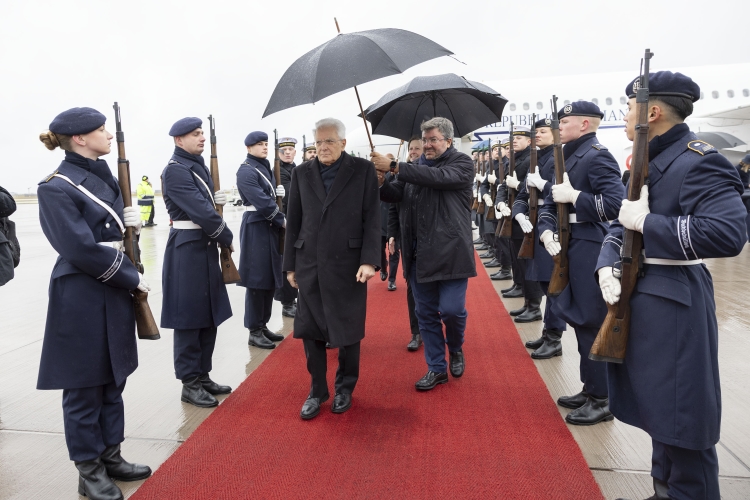 Il Presidente della Repubblica Sergio Mattarella all’aeroporto di Berlino militare, in occasione della partecipazione alla Giornata del lutto nazionale e al Premio dei Presidenti 
