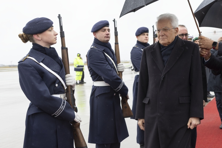 Il Presidente della Repubblica Sergio Mattarella all’aeroporto di Berlino militare, in occasione della partecipazione alla Giornata del lutto nazionale e al Premio dei Presidenti 
