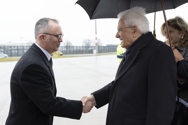 Il Presidente della Repubblica Sergio Mattarella all’aeroporto di Berlino militare, accolto dall'Ambasciatore d'Italia a Berlino Fabrizio Bucci, in occasione della partecipazione alla Giornata del lutto nazionale e al Premio dei Presidenti 
