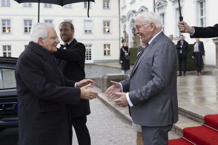Il Presidente della Repubblica Sergio Mattarella, a Palazzo Bellevue accolto da Frank-Walter Steinmeier, Presidente della Repubblica Federale di Germania, in occasione della cerimonia del Premio dei Presidenti 
