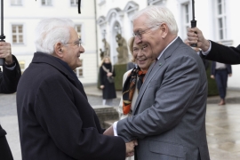 Il Presidente della Repubblica Sergio Mattarella, a Palazzo Bellevue accolto da Frank-Walter Steinmeier, Presidente della Repubblica Federale di Germania, in occasione della cerimonia del Premio dei Presidenti 
