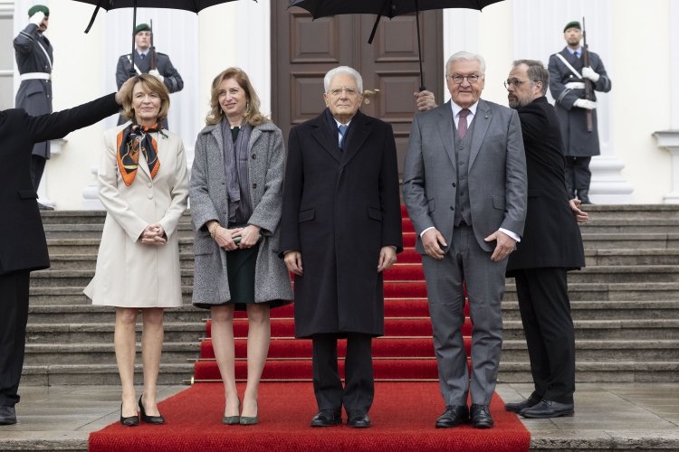 Il Presidente della Repubblica Sergio Mattarella, e la Sig.ra Laura a Palazzo Bellevue accolti da Frank-Walter Steinmeier, Presidente della Repubblica Federale di Germania e Consorte, Sig.ra Elke Büdenbender
