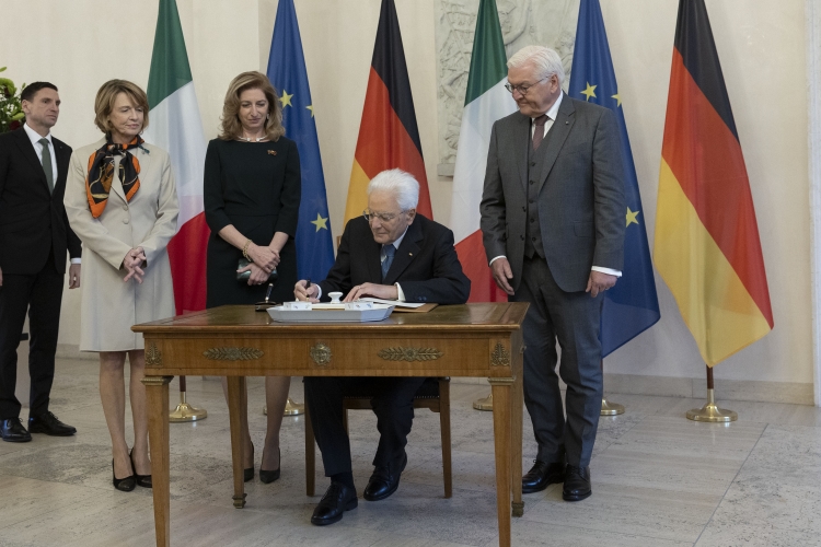 Il Presidente della Repubblica Sergio Mattarella, e la Sig.ra Laura con Frank-Walter Steinmeier, Presidente della Repubblica Federale di Germania e Consorte, Sig.ra Elke Büdenbender, in occasione della cerimonia di consegna del “Premio dei Presidenti”  
