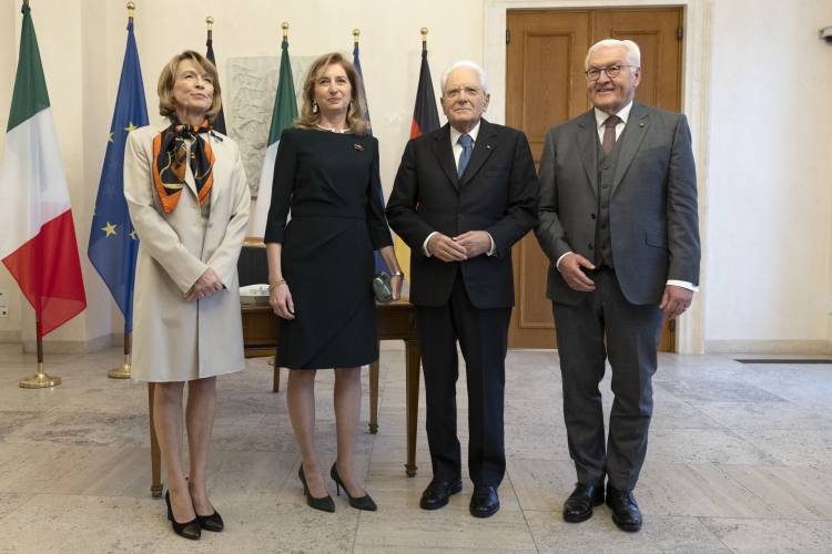 Il Presidente della Repubblica Sergio Mattarella, e la Sig.ra Laura con Frank-Walter Steinmeier, Presidente della Repubblica Federale di Germania e Consorte, Sig.ra Elke Büdenbender, in occasione della cerimonia di consegna del “Premio dei Presidenti”  
