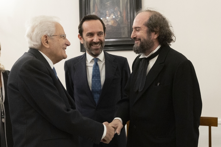 Il Presidente della Repubblica Sergio Mattarella saluta il musicista Vinicio Capossela in occasione della cerimonia di consegna del “Premio dei Presidenti”  
